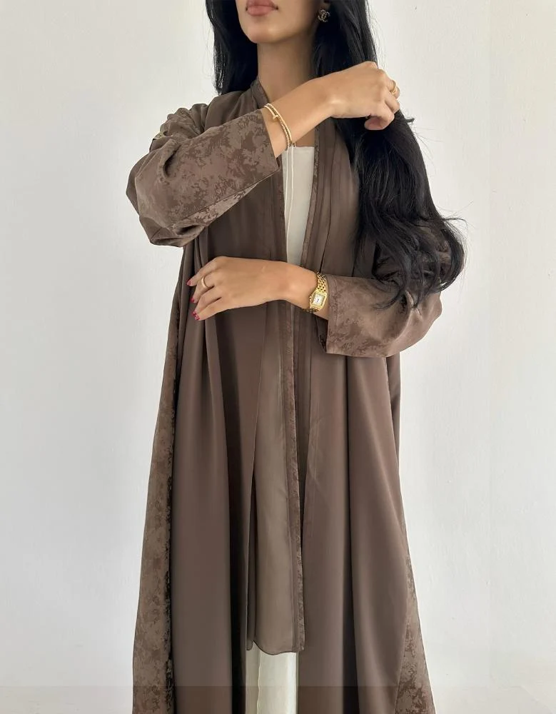 كريب ياباني بني فاتح مع جاكار حرير في الجوانب